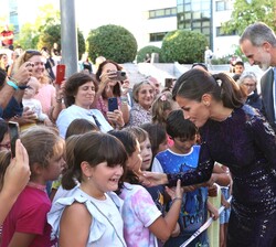 Su Majestad la Reina agradece a los niños presentes a las puertas del Auditorio Nacional de Música su cariñosa bienvenida